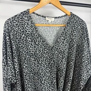 Umgee Woman's V-Neck Black Animal Print Sweater Size L